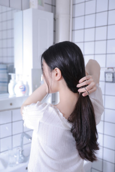 上面一个日底下一个女